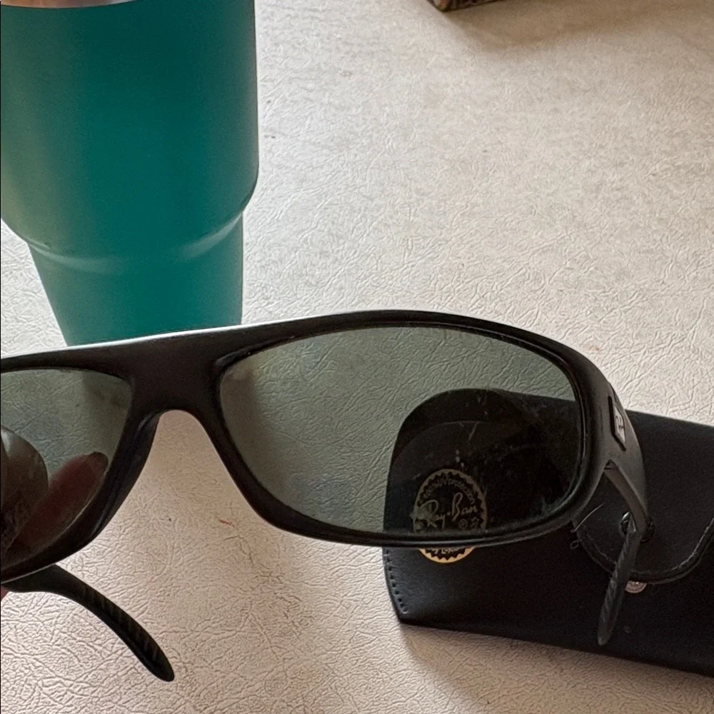 Men’s Ray-Ban Black polarized Sunglasses with Black Case